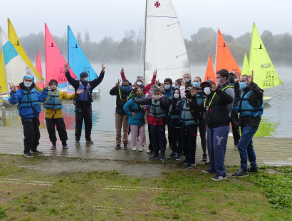 Un groupe de jeunes handicapés, entourés de leurs éducateurs spécialisés et des moniteurs de voile, à l'issue d'une des séances d'initiation à la voile handivalide organisée au CVAN Nantes.